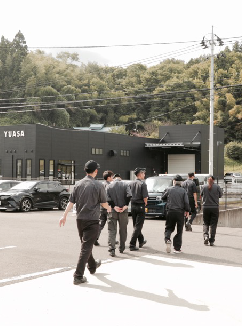 工場敷地を歩く社員